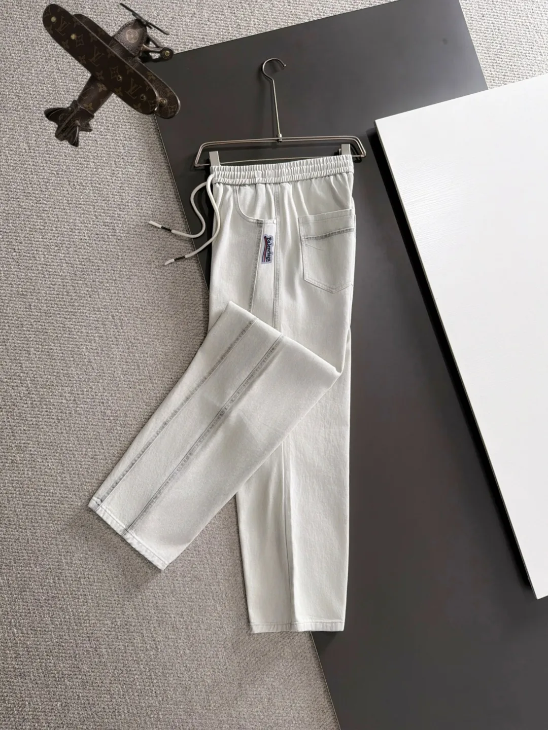 Balenciaga Fall/Winter 2026 New Arrival elastic casual pants are shipped the next day. The custom-made fabric at the counter has a high degree of comfort, impeccable details, and the design concept of the brand elements reflects high quality. The hand feels delicate and soft! Casual cuts and awesome upper body! Sizes: S-3XL